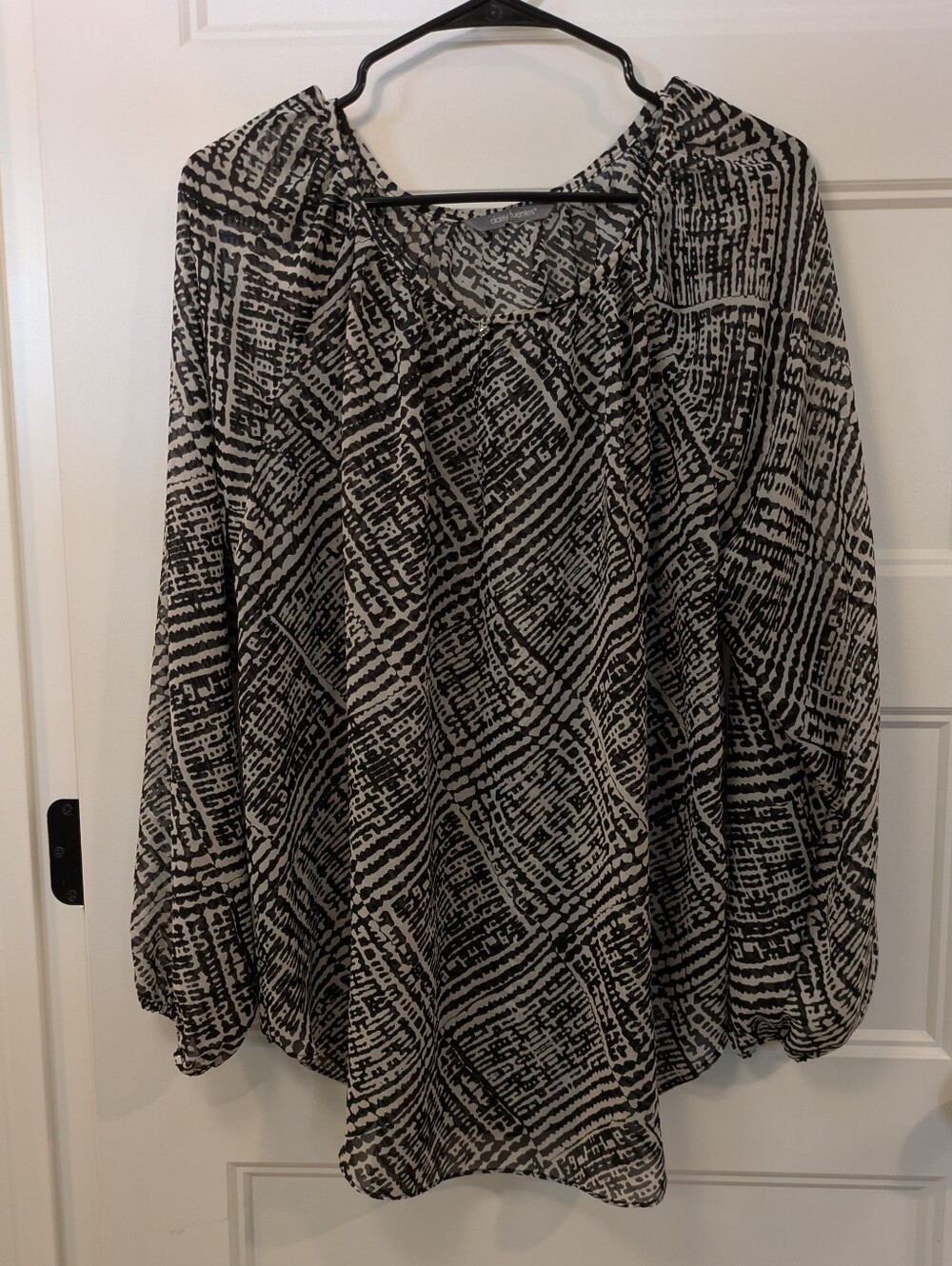 🔴 3/$15 Daisy Fuentes Black and White Printed Long Sleeve Blouse
